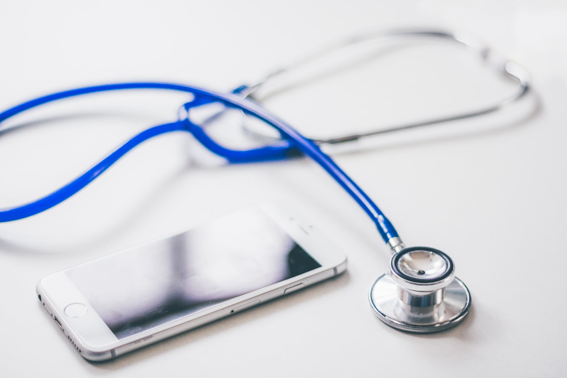 Posiciona tu clínica veterinaria en Google 3 dispositibo mobil junto a estetoscopio