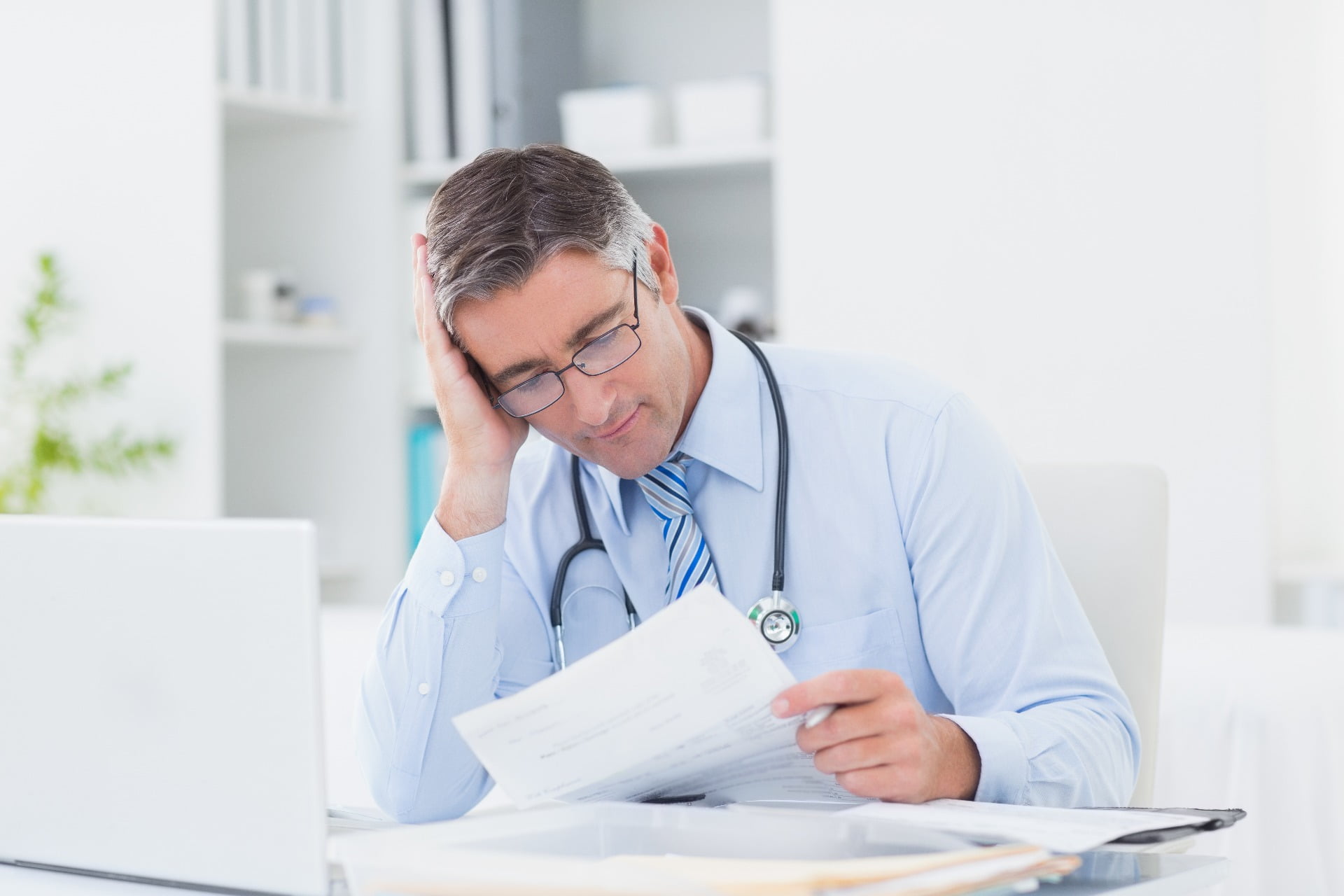 ¿Cómo reducir la tasa de desertores en tu clínica veterinaria? 1 doctero revisando documentos
